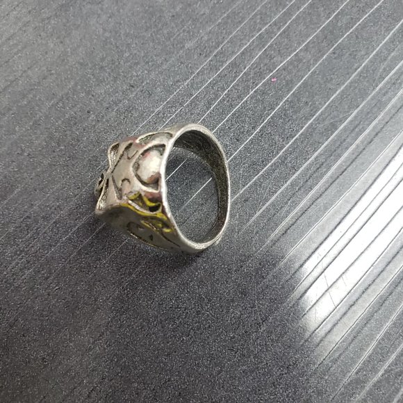 Men's size 8.5* Silver-tone Skull Ring Fashion Jewelry - Picture 2 of 5